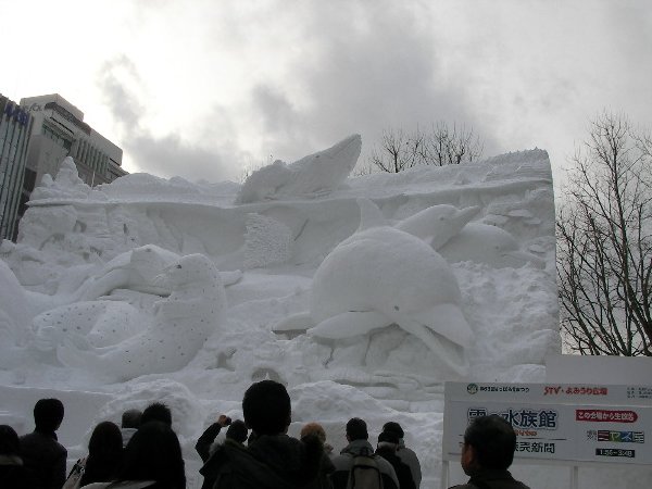雪の水族館の雪像